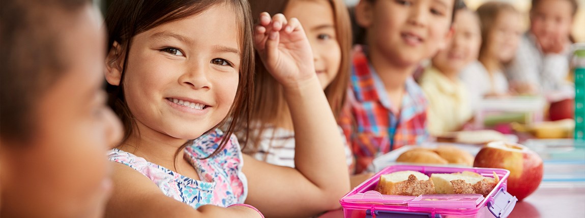 kids-at-lunch-table