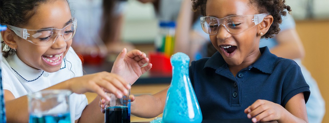 kids-doing-science-experiment